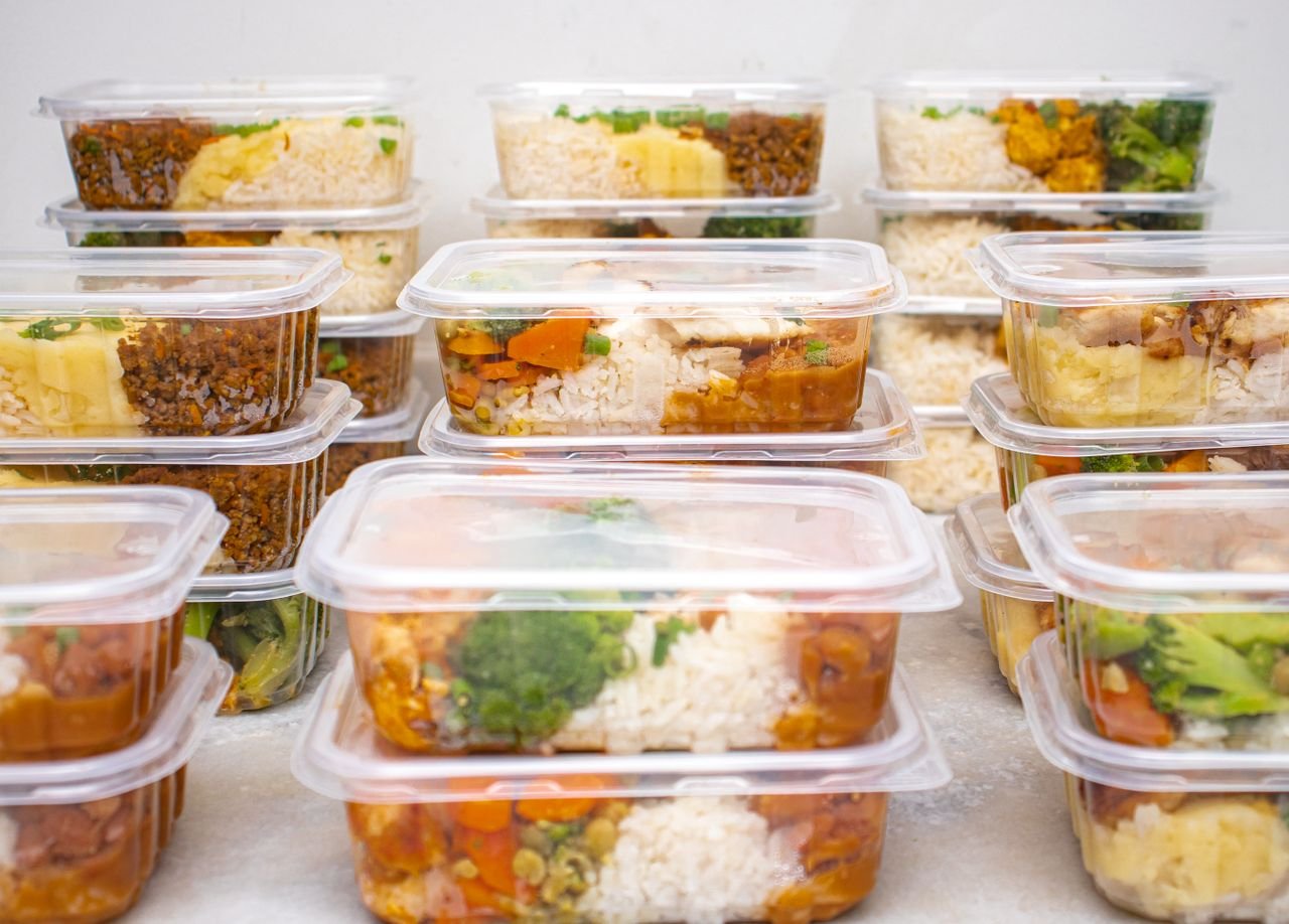 Tuppers con componentes de batch cooking preparados para la semana