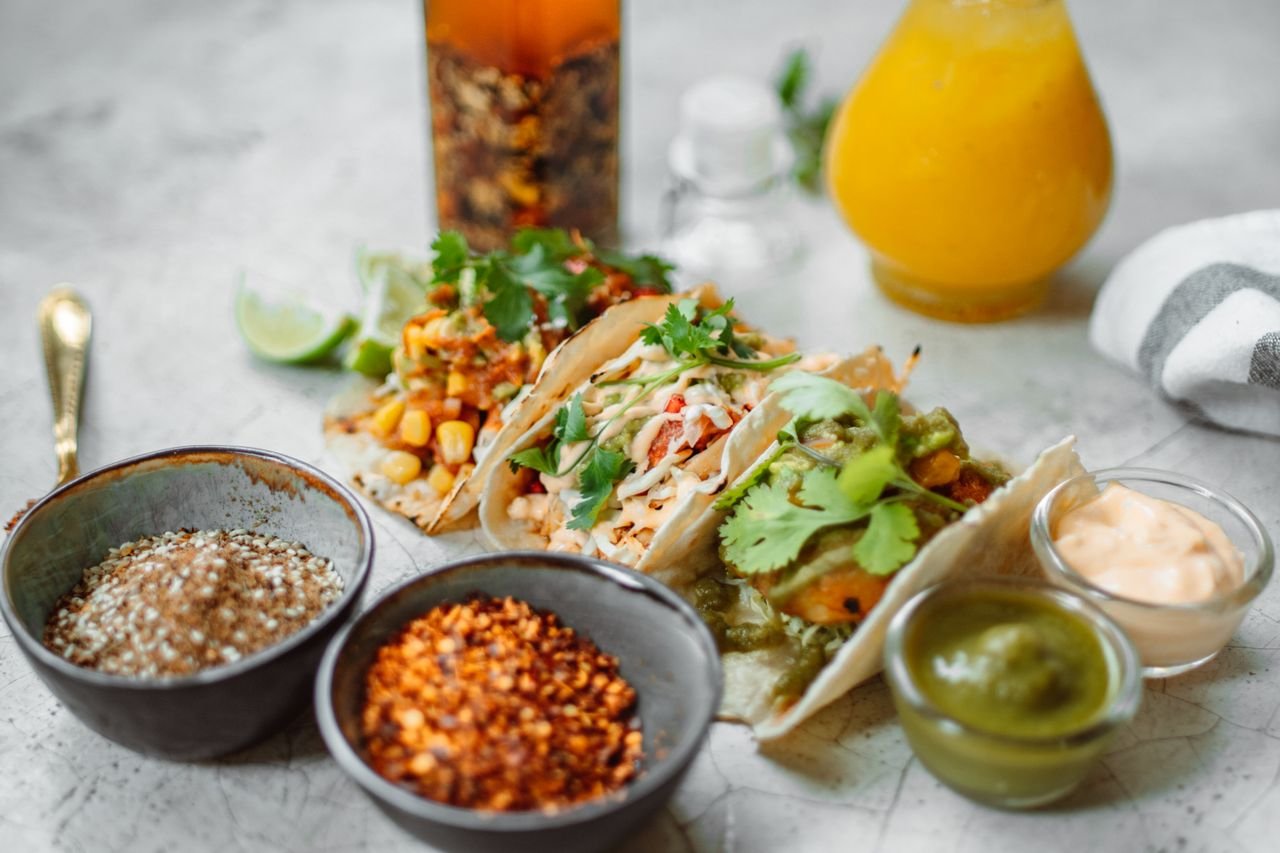 Componentes de tacos servidos por separado para que cada niño elija su relleno