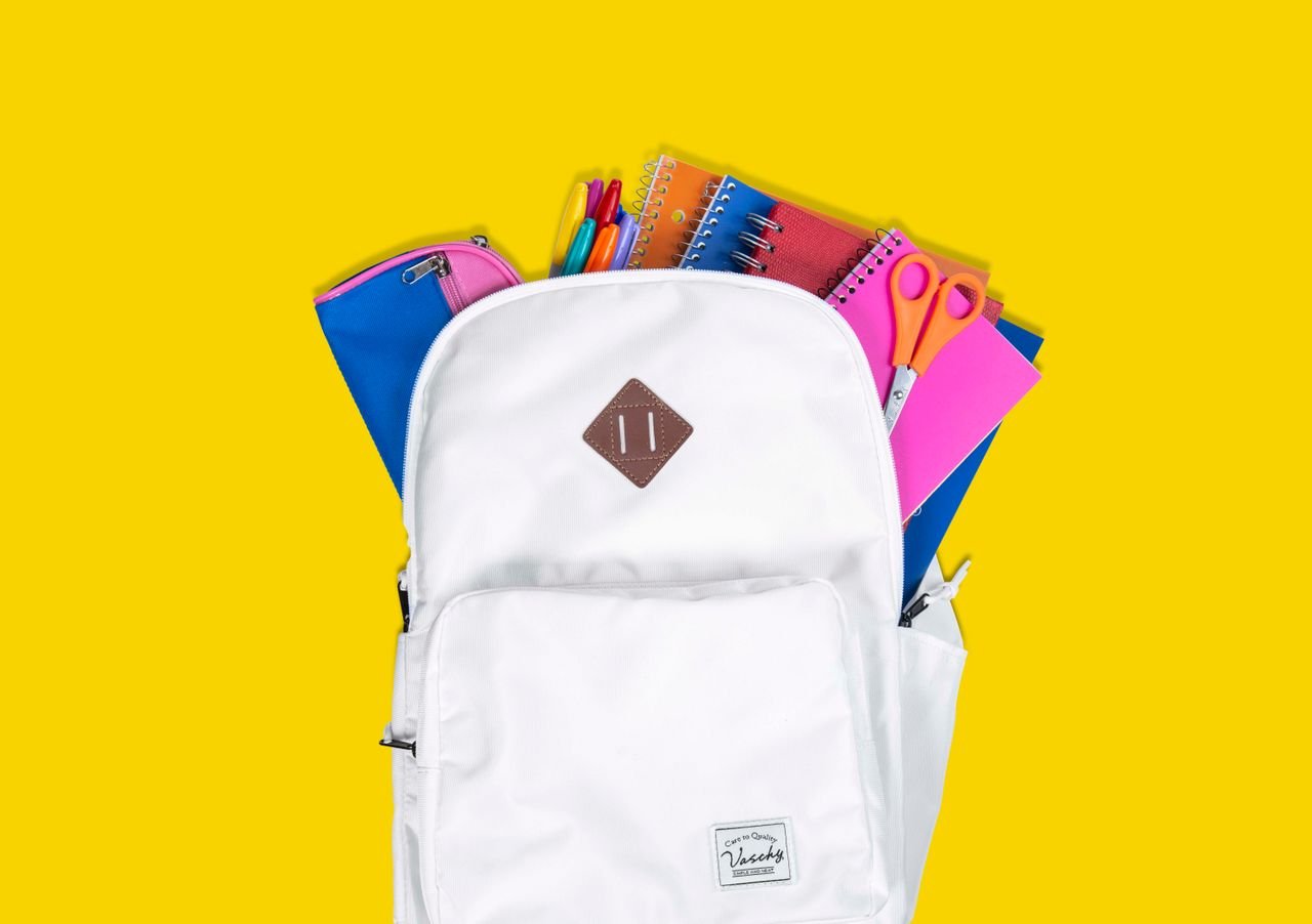 Mochila escolar con material organizado para la vuelta al cole
